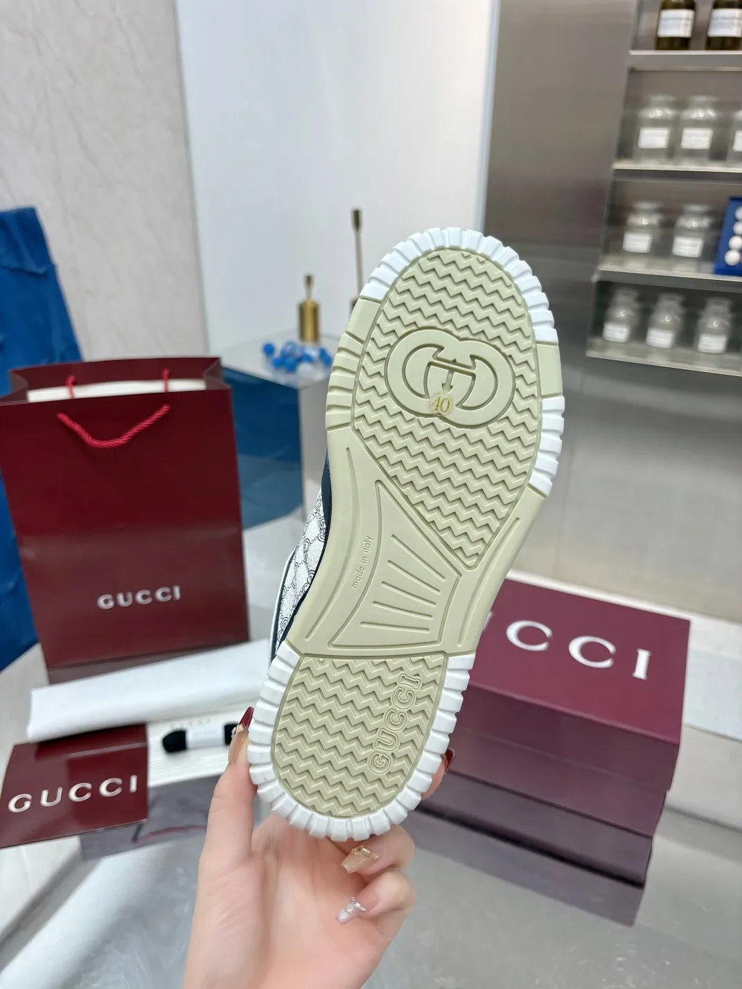 Men's Men's Shoes 💰660 Gucci Gucci's latest hot-selling series of high and low-top distressed couple sneakers are shipped. Original purchase, development and production. This high-low top sneaker adopts a basketball-style silhouette design, cleverly integrated with hollow panels and distressed effects, showing its unique ingenuity. The ingenuity incorporates brand logo details such as interlocking Double G styling accessories and Gucci lettering, a low-key tribute to the brand's design heritage.  ▪️ Fabric: Original customized imported first-layer cowhide ▪️ Lining: Sweat-absorbent and deodorant towel lining ▪️ Sole: Original molded TPU sole ▪️ Sole thickness: 3cm ▪️ Size: Male 39-46 (46 customized)